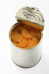 Geöffnete Dose Mandarinen vor weißem Hintergrund