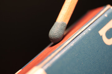 Streichholz anzünden