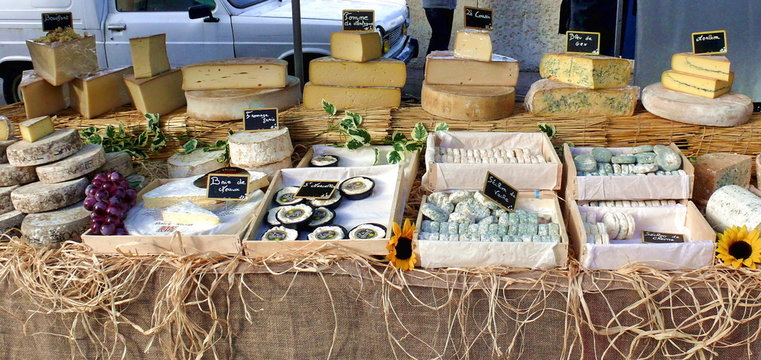 Etalage de fromages sur un march&eacute;