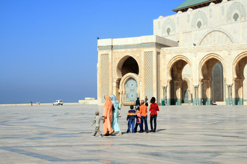 Famille musulmane à la mosquée Hassan II à Casablanca
