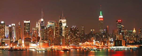 Manhattan panaroma skyline at Christmas Eve