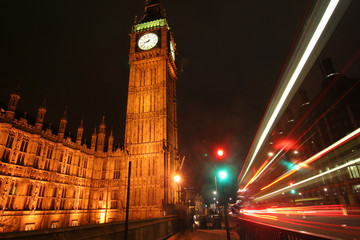 Fototapeta na wymiar Big Ben z tras nighttrime ruchu światła