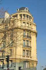 Fototapeta premium Immeuble de pierre rond, balcon à colonnes, Paris 8