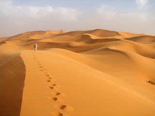 einsamer läufer in der Wüste