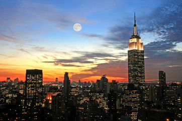 Fototapeta na wymiar New York skyline City w ciemno Środkowym