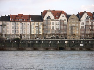 Obraz premium Stadthäuser an der Rheinpromenade