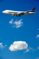 Fototapeta na wymiar Big jumbo samolot i puszyste chmury