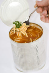 Konservendose mit Spaghetti