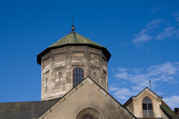 Fototapeta na wymiar Stary kościół z zielonym kopuły mosiądzu w Lwów, Ukraina.