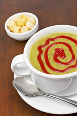 Spinach puree and bread croutons
