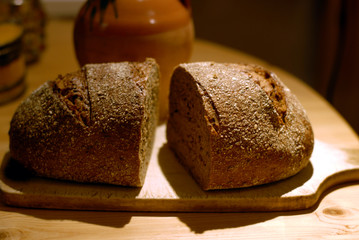 Brot auf den Tisch