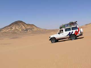 Fototapeta na wymiar Jeep Safari na pustyni