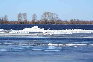 Drifting Ice on river © elen_studio