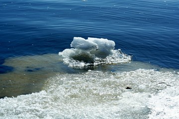 Drifting Ice on river © elen_studio