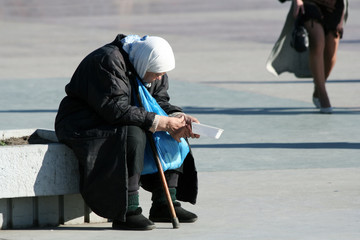 Obraz premium The poor old woman.