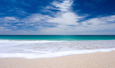 Fototapeta na wymiar Piękna tropikalna plaża z białym wody
