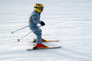 Fototapeta na wymiar enfant a ski