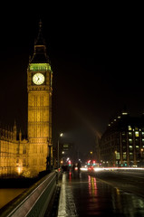 Fototapeta na wymiar Big Ben, London, England w nocy strzał z Westminster Bridge