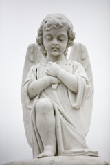 Fototapeta na wymiar Pomnik Anioł na grobie 2