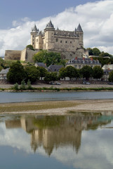 Fototapeta na wymiar Zamek w Saumur nad brzegiem rzeki Loary.