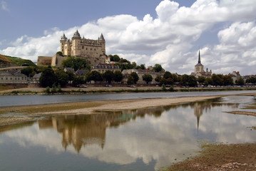 Fototapeta na wymiar Zamek w Saumur nad brzegiem rzeki Loary.