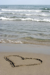 Amour de vacances : coeur dessiné sur la plage