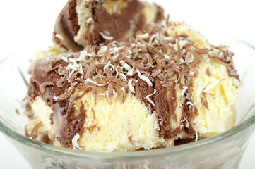 Close-up of vanilla & chocolate ice-cream in cup.