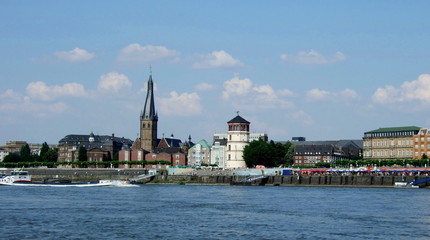Fototapeta premium Düsseldorf am Rhein mit Lambertuskirche u. Schlossturm