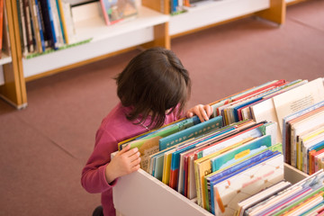 Petite fille à la bibliothèque