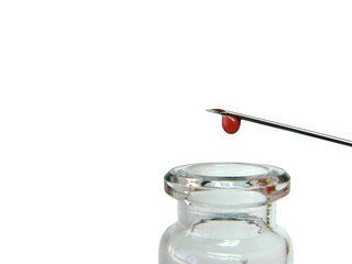 Spritze mit Blutstropfen und Glasflasche