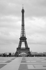Fototapeta na wymiar Trour Eiffel w czerni i bieli z Trocadero