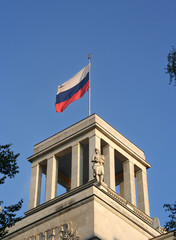 Fototapeta na wymiar Rosyjska ambasada z rosyjską flagą w Berlinie