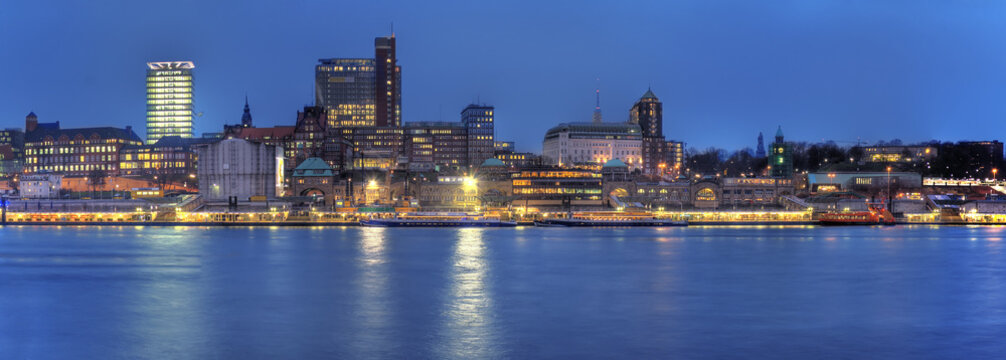 Skyline: Landungsbr&uuml;cken & Elbufer,  Hamburg, Deutschland