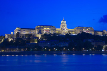 palais royal au dessus du danube, budapest