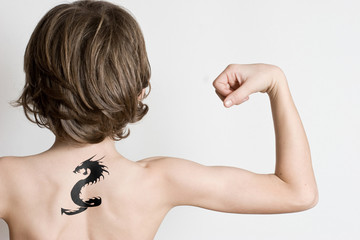 tatouage enfant dragon dos costaud fort