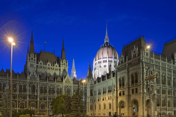 Fototapeta na wymiar parlement au crépuscule, budapest