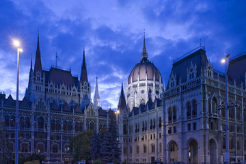 Fototapeta na wymiar parlement, budapest