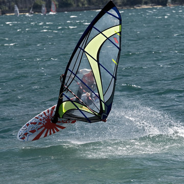 Surfer im Gardasee