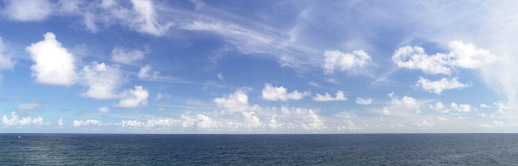 Naklejka na ściany i meble Panoramiczny widok na morze i niebo