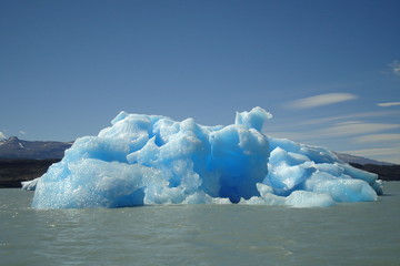 Iceberg dérivant sur un lac. © Julien Leblay