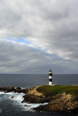 Fototapeta na wymiar mała latarnia morska na wybrzeżu północnej Hiszpanii