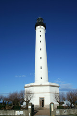 phare avec le ciel bleu en arriere dond