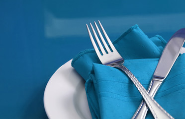 A colorful table set with plate, knife, fork and napkin - obrazy, fototapety, plakaty