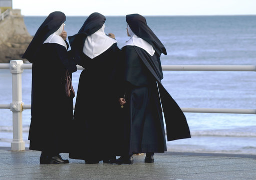 Monjas mirando el mar