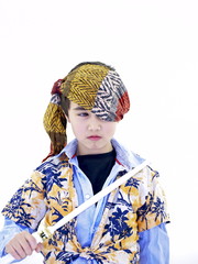 junge spielt pirat und macht grimassen