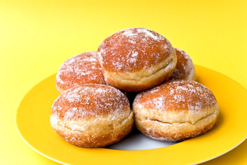 krapfen auf dem teller(Berliner( mit Zuckerguß