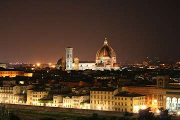 Fototapeta na wymiar Nocny widok z Florencji z Piazzale Michelangelo