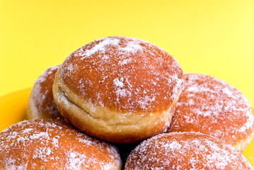 krapfen auf dem teller(Berliner( mit Zuckerguß)