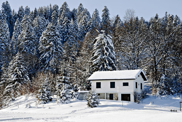 Maison sous la neige en hiver (Savoie)