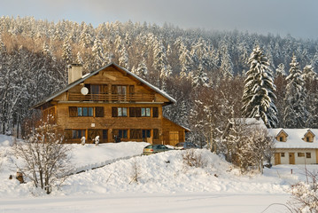 Chalet sous la neige en hiver (Savoie, France)